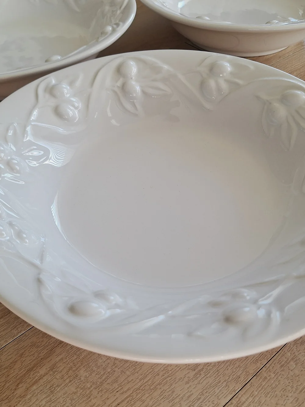 Williams Sonoma I Patrizi White Embossed Olives Ceramic Pasta Bowls - Set of 3